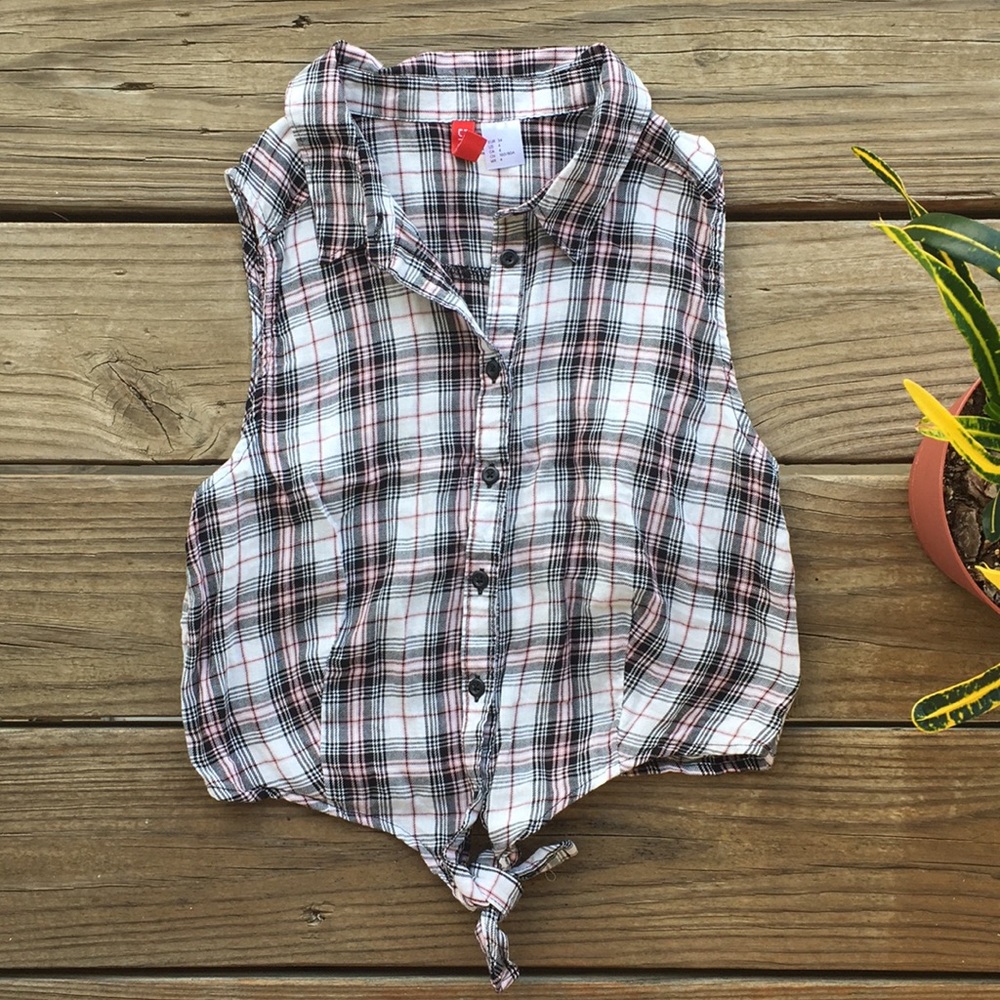 Front knot sleeveless blouse